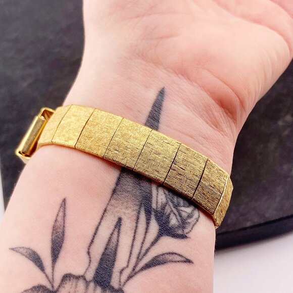 VINTAGE Gold toned metal adjustable belt bracelet 1960s 1970s statement jewelry - Picture 10 of 10